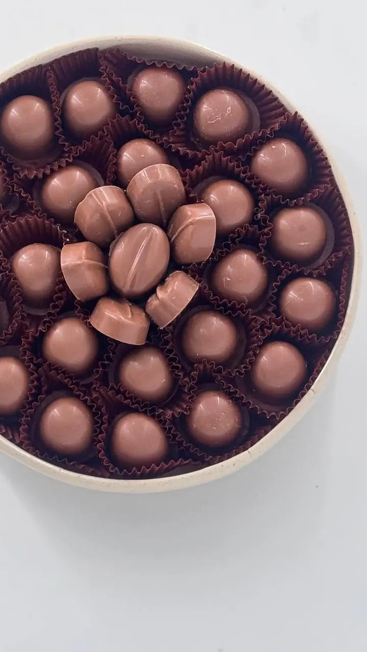 Belgian Flavors Stuffed Chocolate Round Poetry Plate With Acrylic Box DANAT TAQUEEN
