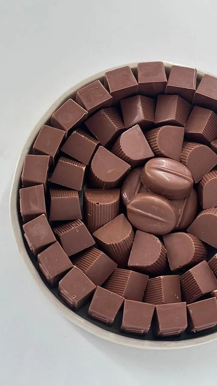 Belgian Flavors Stuffed Chocolate Round Poetry Plate With Acrylic Box DANAT TAQUEEN